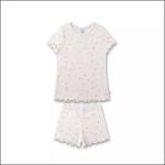 Weißes Kurzarm-Pyjama-Set mit rosa-gelbem Blumenmuster, mit Rüschen an den Ärmeln, am Saum und an den Shorts.