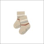 Ein Paar beigefarbene Kindersocken mit weißen, blauen und braunen Streifen sowie grauen Sternmustern auf den Sohlen, abgebildet auf weißem Hintergrund.
