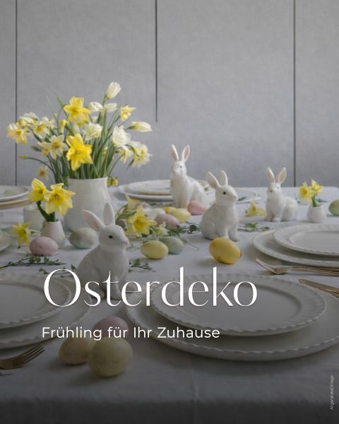 Tisch dekoriert mit Keramikhasen, pastellfarbenen Eiern und gelben Narzissen; Text: "Osterdeko - Frühling für Ihr Zuhause.