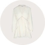 Langärmeliges, knielanges, weißes Kleid mit zarten Rüschen und V-Ausschnitt auf hellem, einfarbigem Hintergrund.