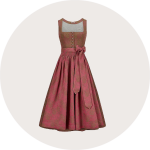 Ein ärmelloses, rosarotes Dirndlkleid mit tailliertem Mieder, Knopfleiste und passender Schärpe, die in der Taille gebunden wird, auf weißem Hintergrund.