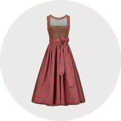 Ein ärmelloses, rosarotes Dirndlkleid mit tailliertem Mieder, Knopfleiste und passender Schärpe, die in der Taille gebunden wird, auf weißem Hintergrund.