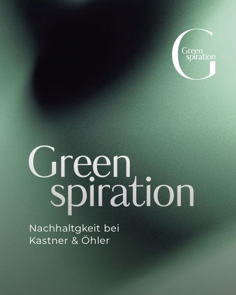 Grüner, abstrakt strukturierter Hintergrund mit dem Text: "Greenspiration. Nachhaltigkeit bei Kastner & Öhler" in weißer Schrift.