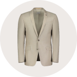 Ein beigefarbener einreihiger Blazer mit gekerbtem Revers, zwei Knöpfen und einer Brusttasche auf einfarbig weißem Hintergrund.