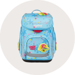 Hellblauer Kinderrucksack mit bunten Sternenmustern und Cartoon-Aufnähern auf der Vorderseite vor einem schlichten hellen Hintergrund.