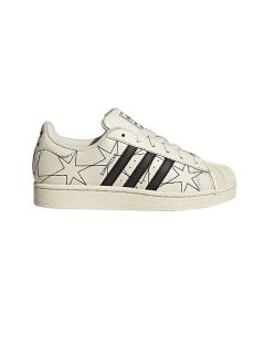 Weißer Sneaker mit schwarzen Adidas-Streifen und abstrakten schwarzen Sternkonturen an den Seiten; Low-Top-Stil mit strukturierter Zehenkappe.