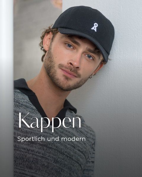 Ein junger Mann mit einer schwarzen Mütze und einem gestreiften Pullover lehnt an einer Wand. Der Text lautet: "Kappen. Sportlich und modern.