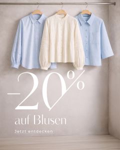 Drei Blusen auf Kleiderbügeln in Pastellblau und Weiß, mit deutschem Text, der 20 % Rabatt auf Blusen anbietet. Minimalistischer Hintergrund.