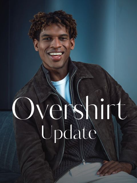 Ein lächelnder Mann in einem braunen Überhemd und einem weißen T-Shirt sitzt auf einem Sofa. Der Text auf dem Bild lautet: „Overshirt-Update“.