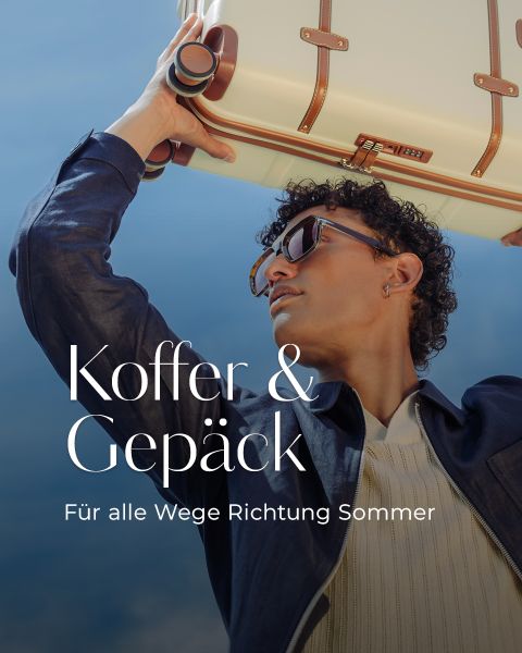 Eine Person mit Sonnenbrille hält einen Koffer über dem Kopf. Der Text lautet: "Koffer & Gepäck. Für alle Wege Richtung Sommer." Blauer Himmel im Hintergrund.