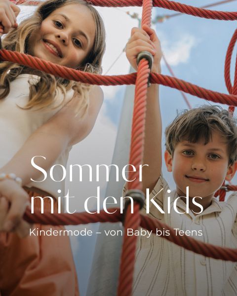 Zwei lächelnde Kinder klettern auf einem roten Seilspielplatz, mit Text über sommerliche Kindermode für Babys bis Teenager. Blauer Himmel im Hintergrund.