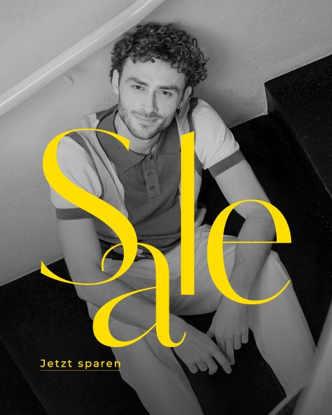 Ein lächelnder Mann sitzt auf einer Treppe; in großer gelber Schrift steht "Sale" und in kleinerer Schrift "Jetzt sparen.