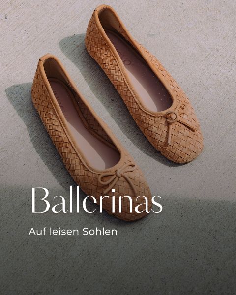 Ein Paar gewebte, hellbraune Ballerinas mit Schleifen auf einem hellen Betonuntergrund. Der Text lautet: „Ballerinas. Auf leisen Sohlen.“.