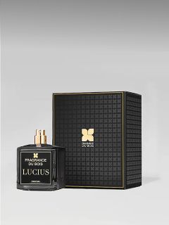 Auf grauem Hintergrund ist ein schwarzer Flakon des Parfüms „Fragrance Du Bois Lucius“ neben der dazu passenden, schwarz-goldenen, strukturierten Schachtel zu sehen.