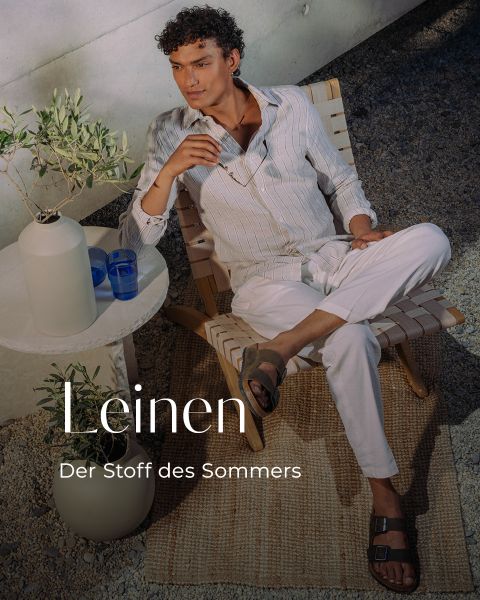 Ein Mann in heller Leinenkleidung entspannt sich draußen auf einem Stuhl, auf dem Tisch stehen Getränke; der Text lautet: „Leinen – Der Stoff des Sommers.“.