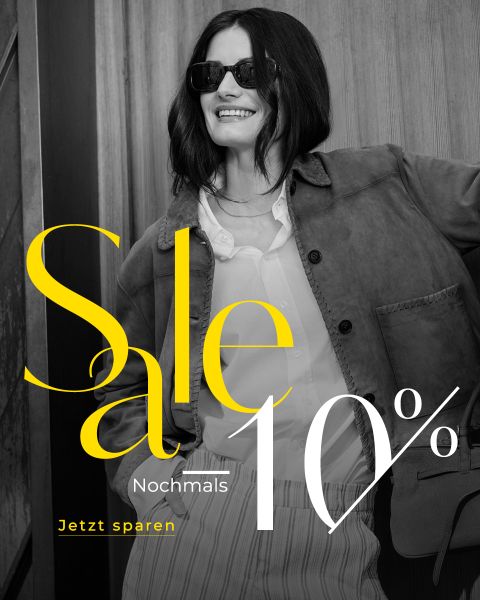 Lächelnde Frau mit Sonnenbrille und Jacke; in großer gelber Schrift steht „10 % Rabatt“ und in kleinerer Schrift „Jetzt noch einmal sparen“.