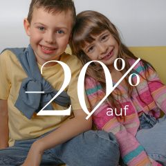 Zwei lächelnde Kinder sitzen auf einem Sofa, darüber steht der Text „-20 % auf“.