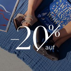Zwei Personen sitzen mit Büchern und Sandalen auf einer blauen Decke; ein eingeblendeter Text lautet „-20 % auf“ und weist auf einen Rabatt von 20 % hin.