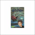 Das deutsche Buchcover von „Harry Potter und der Halbblutprinz“ zeigt Harry, Dumbledore und eine Höhle mit Wasser. Unten links ist das Carlsen-Logo zu sehen.
