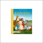 Eine lächelnde Frau und drei Kinder sitzen mit einer Giraffe, einem Esel, einem Schaf und einem Kaninchen auf einer Wiese. Der Titel des Buches lautet „Kinderbibel“.