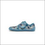 Ein Kinderschuh mit blau-grauem Tarnmuster und Klettverschluss, im Profil vor weißem Hintergrund abgebildet.