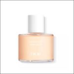 Eine durchsichtige Flasche mit dem Nagellackentferner „Dior Dissolvant Douceur“ mit weißem Verschluss, gefüllt mit einer hellpfirsichfarbenen Flüssigkeit, vor weißem Hintergrund.