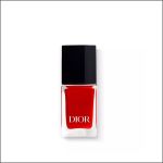Eine Flasche roter Nagellack von Dior mit schwarzem Verschluss, zentriert auf weißem Hintergrund.