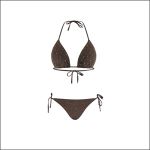 Brauner String-Bikini mit goldenen Paillettenverzierungen, bestehend aus einem Oberteil im Neckholder-Stil und einem Unterteil mit seitlichen Bändern, präsentiert vor weißem Hintergrund.
