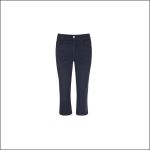 Eine kurze, dunkelblaue Jeans, präsentiert vor einem schlichten weißen Hintergrund, von vorne gezeigt, wobei die Taschen und der Knopfverschluss zu sehen sind.