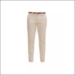 Beigefarbene Slim-Fit-Hose mit braunem Gürtel, dargestellt vor weißem Hintergrund. Die Hose hat Seitentaschen und eine taillierte Passform.