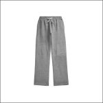 Graue Jogginghose mit elastischem Bund und weißem Kordelzug, flach auf einem weißen Hintergrund liegend.