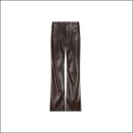 Braune Hose aus Kunstleder mit geradem Bein, Knopf- und Reißverschluss vorne, flach auf einem weißen Hintergrund liegend.