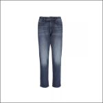 Eine blaue Jeans mit geradem Bein, sichtbaren Nähten und dezenten Verwaschungen an den Oberschenkeln und Knien, präsentiert vor weißem Hintergrund.