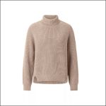 Beiger, gerippter Rollkragenpullover mit langen Ärmeln, lockerer Passform und dezenten Seitenschlitzen, abgebildet vor einem schlichten weißen Hintergrund.