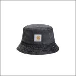 Schwarzer Bucket-Hat mit weißen Farbspritzern und einem Carhartt-Logo-Aufnäher auf der Vorderseite, dargestellt vor einem weißen Hintergrund.