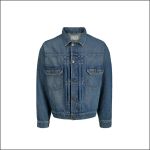 Blaue Jeansjacke mit Knopfleiste, zwei Brusttaschen mit Patten und langen Ärmeln, abgebildet vor einem weißen Hintergrund.