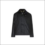 Schwarze Wachsjacke mit Kragen, Knopfleiste und zwei Vordertaschen, präsentiert vor einem schlichten weißen Hintergrund.