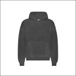 Einfaches, dunkelgraues Kapuzensweatshirt mit einer Brusttasche, abgebildet auf weißem Hintergrund.