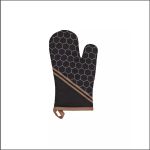 Ein schwarzer Ofenhandschuh mit einem Sechseckmuster, diagonalen hellbraunen Streifen und einer kleinen hellbraunen Schlaufe zum Aufhängen auf weißem Hintergrund.