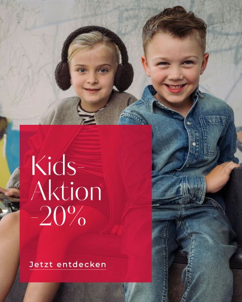 Zwei lächelnde Kinder sitzen nebeneinander; das eine trägt Ohrenschützer und einen Mantel, das andere ein Jeanshemd. Text: „Kids-Aktion – 20 % Rabatt. Jetzt entdecken“ auf einem roten Kasten.