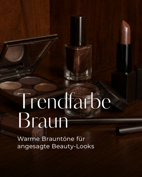Braune Make-up-Produkte, darunter Lidschatten, Lippenstift, Nagellack und Pinsel, sind auf einer dunklen Holzfläche ausgestellt, über die deutscher Text gelegt ist.