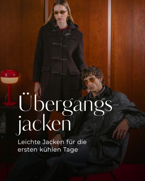Zwei Models in leichten Jacken in einem stilvollen Raum mit holzvertäfelten Wänden, einer roten Lampe und einem deutschen Text über Jacken für kühlere Tage.