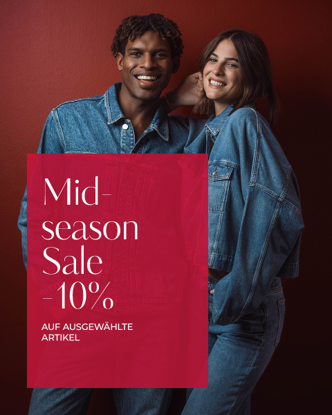 Zwei Personen in Jeansoutfits stehen lächelnd nebeneinander. Der eingeblendete Text lautet: „Mid-Season-Sale – 10 % Rabatt. Auf ausgewählte Artikel.“.