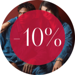 Zwei Personen in Jeans-Outfits sitzen nebeneinander hinter einem roten Kreis mit der weißen Aufschrift „-10 %“.