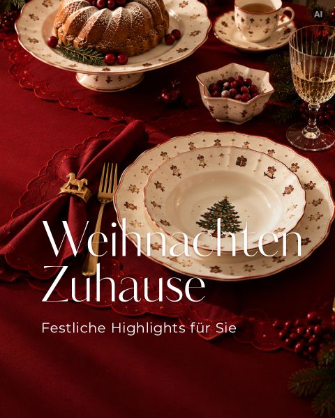 Ein gedeckter Tisch auf einer roten Tischdecke mit weihnachtlichem Geschirr und der Aufschrift „Weihnachten Zuhause. Festliche Highlights für Sie.“