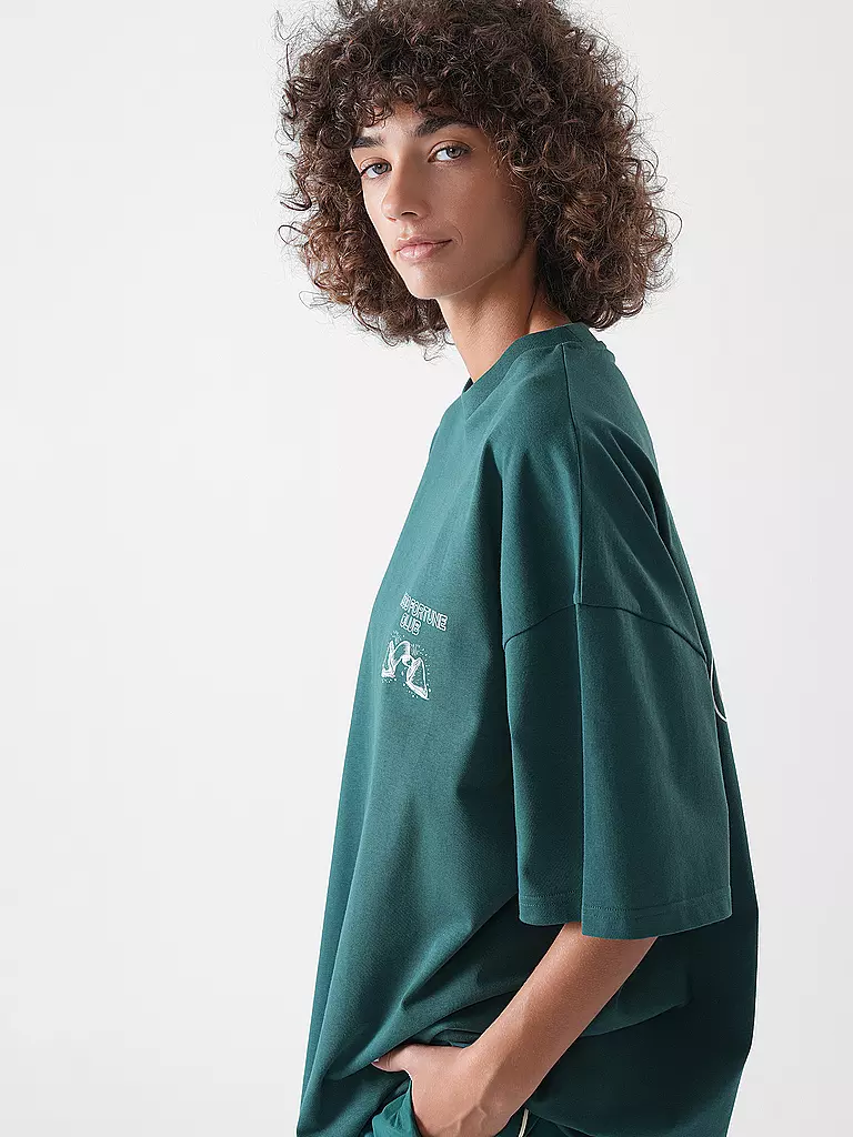 KARO KAUER | T-Shirt Oversized Fit GOOD FORTUNE | dunkelgrün