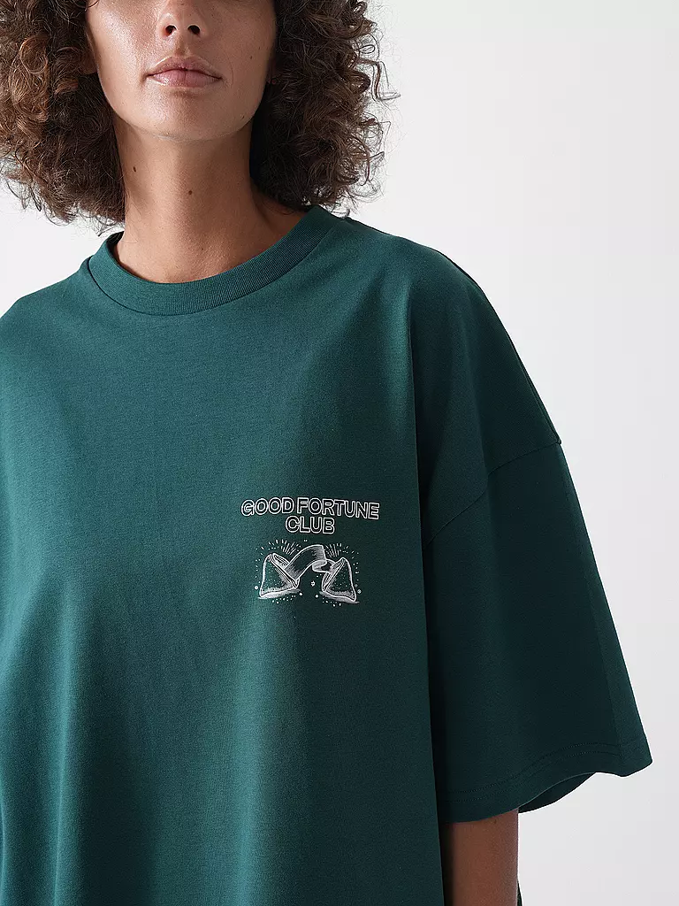 KARO KAUER | T-Shirt Oversized Fit GOOD FORTUNE | dunkelgrün