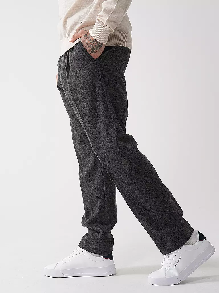 NN.07 | Chino | grau