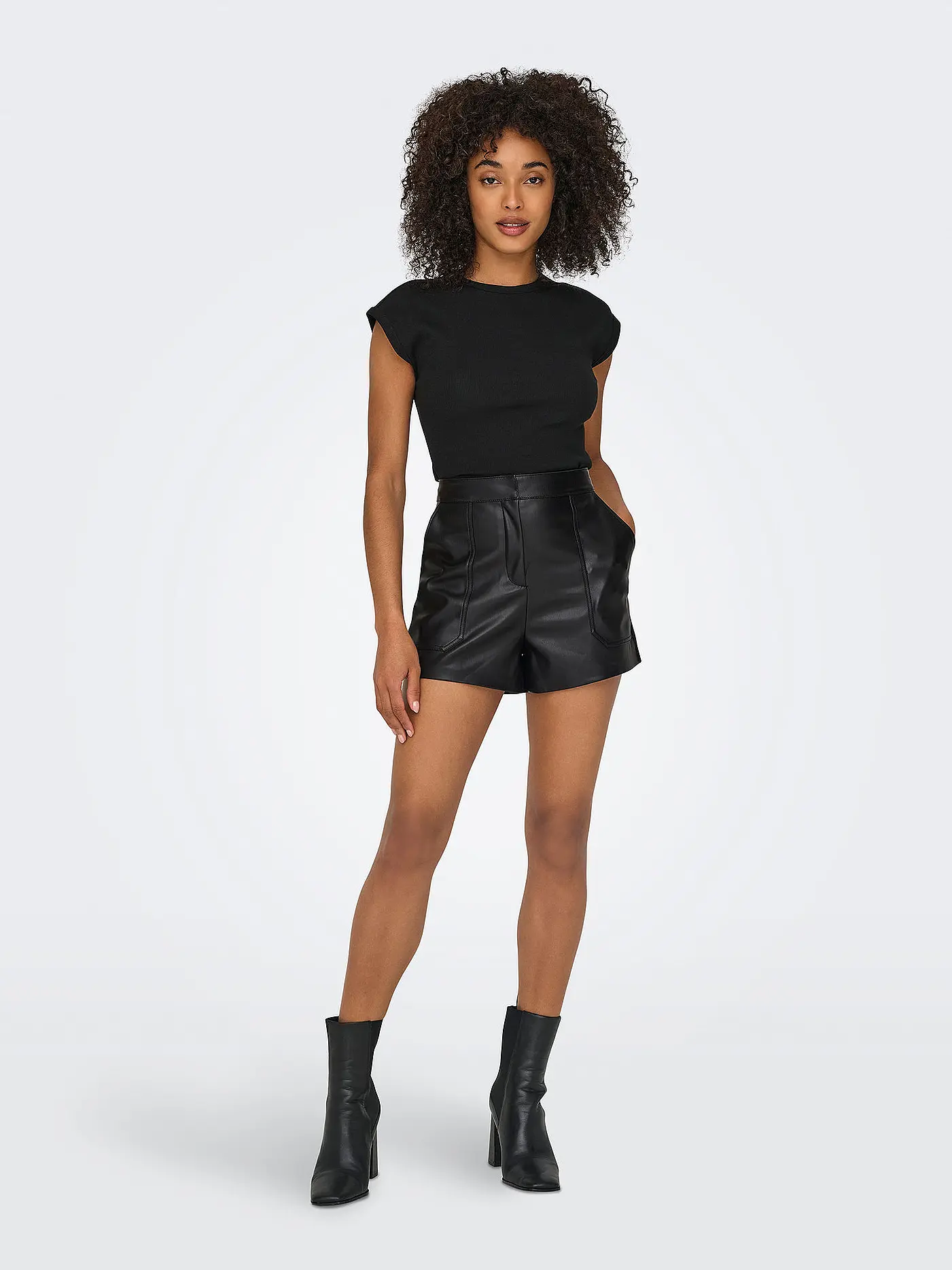ONLY | Shorts in Lederoptik ONLTRICIA  | schwarz