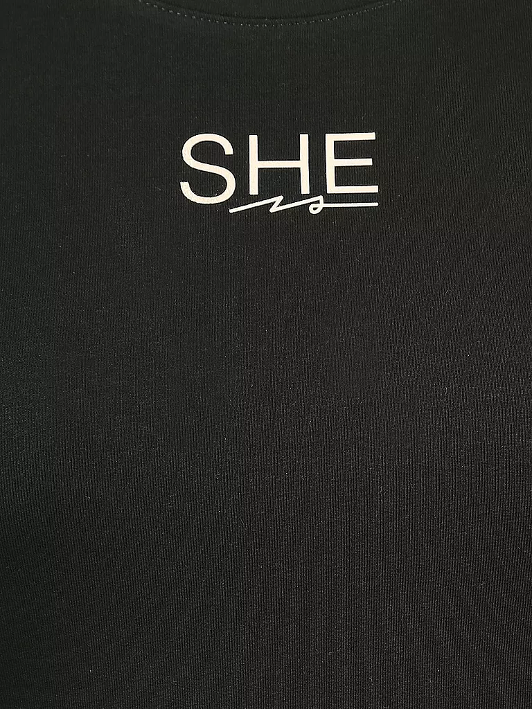 SHE IS | T Shirt Cropped Fit | schwarz